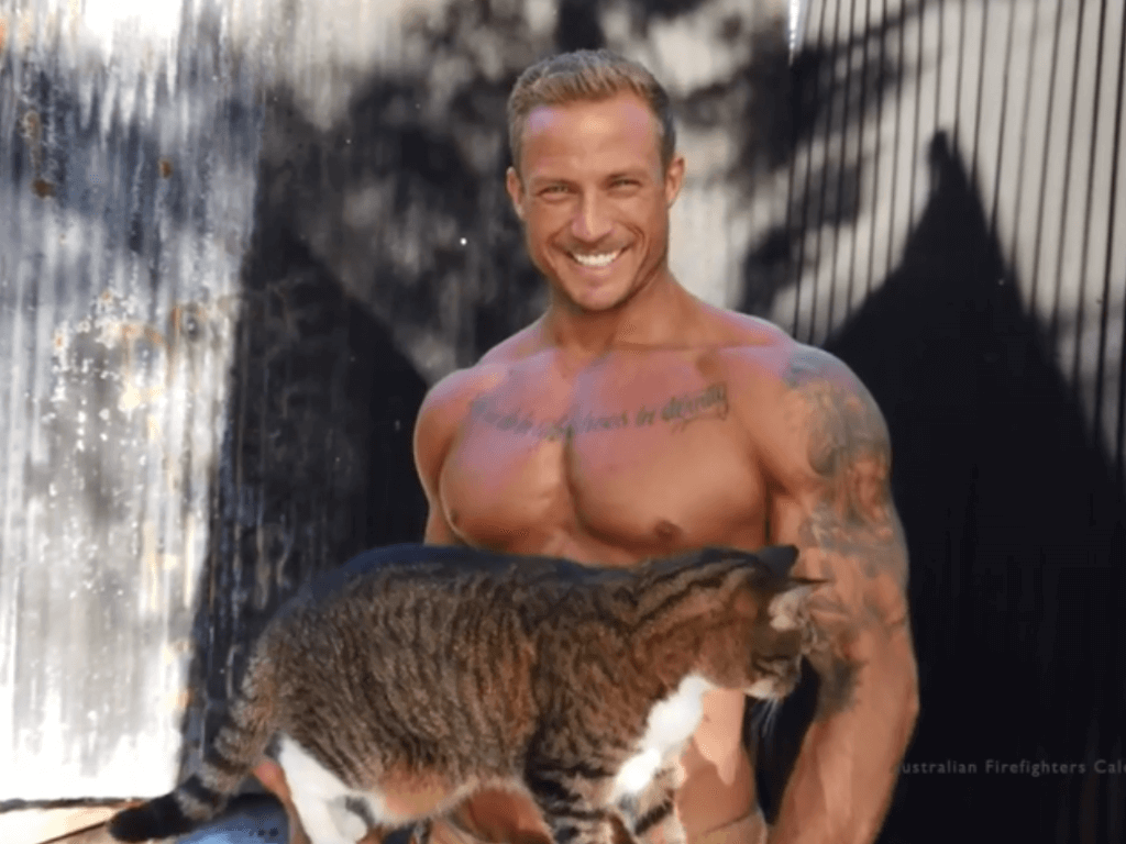 australian-firefighters-pose-with-cats-for-2020-charity-calendar-and